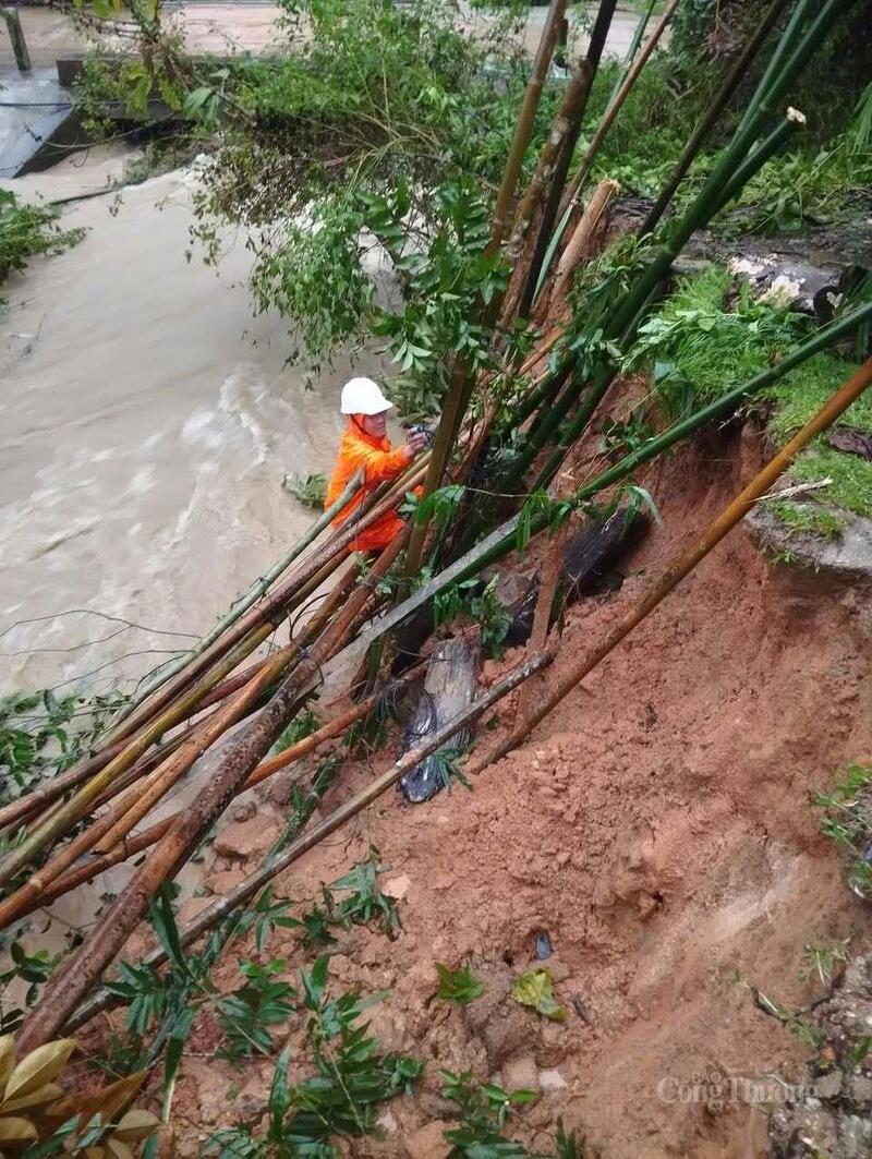 Nhân viên Công ty Điện lực Quảng Ngãi xử lý các sự cố điện trong mưa lũ