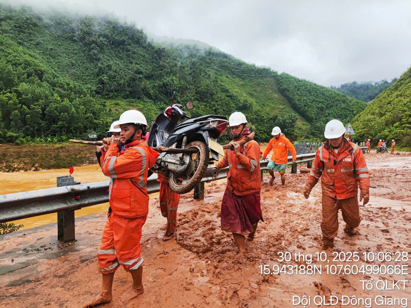 Đội Quản lý điện Đông Giang phải khênh xe qua những đoạn đường bùn đất để đi kiểm tra, khôi phục cấp điện cho người dân. Ảnh: PC Đà Nẵng