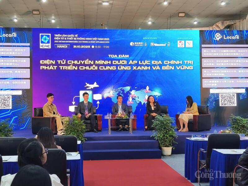 Diễn giả tham gia toạ đàm. Ảnh: Nguyễn Hoà