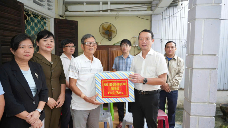 Chủ tịch UBND thành phố Huế Phan Thiên Định (thứ 2 bên phải) thăm và tặng quà gia đình Hồ Minh Thơ. Ảnh: Nguyễn Tuấn