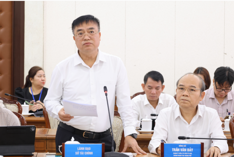 Ông Hoàng Vũ Thảnh, Phó Giám đốc Sở Tài chính TP. Hồ Chí Minh báo cáo tại Hội nghị.