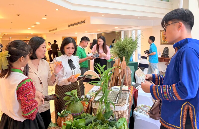 Đại biểu tham quan các gian hàng giới thiệu, sản phẩm, dịch vụ trong khuôn khổ sự kiện. Ảnh: Minh Khuê.