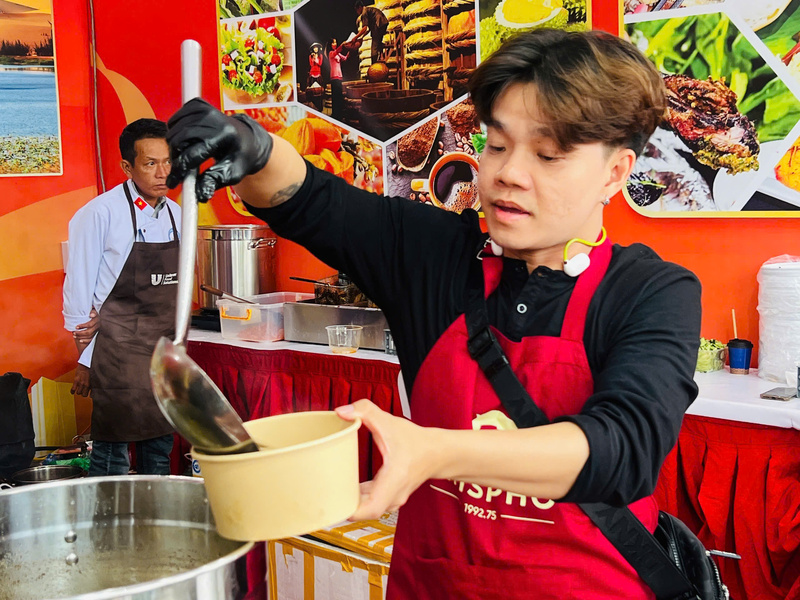 Các đầu bếp chăm chút từng chi tiết, mang hương vị Đà Lạt đến với thực khách Thủ đô. Ảnh: Thanh Thảo.