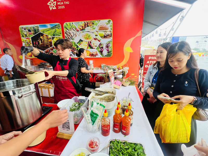 Du khách hào hứng chụp ảnh cùng món phở Atiso Đà Lạt độc đáo. Ảnh: Thanh Thảo.