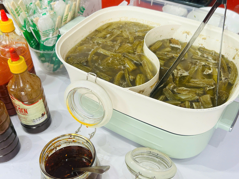 Nguyên liệu rau Atiso để thực khách có thể ăn kèm cùng món phở. Ảnh: Thanh Thảo.