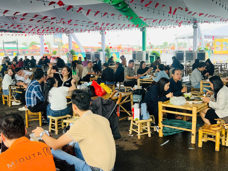 Không khí nhộn nhịp tại khu ẩm thực nơi phở Atiso Đà Lạt gây sốt. Ảnh: Thanh Thảo.