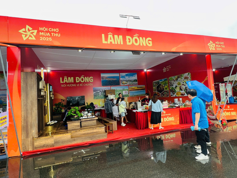 Gian hàng ẩm thực với món phở Atiso Đà Lạt “gây sốt” của tỉnh Lâm Đồng. Ảnh: Thanh Thảo.