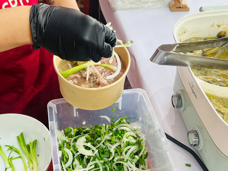 Những bát phở nóng hổi liên tục được phục vụ cho khách tham quan hội chợ. Ảnh: Thanh Thảo.