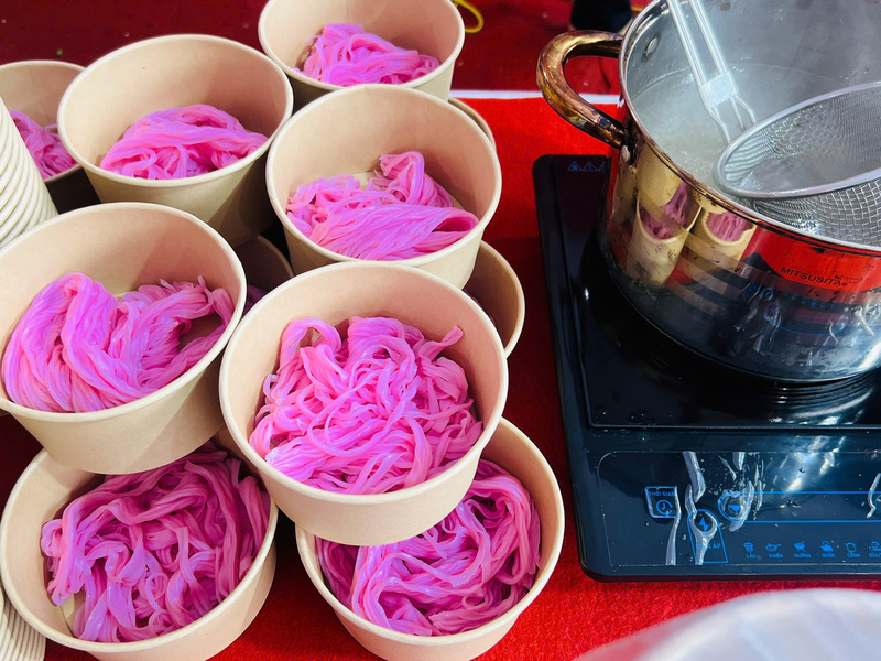 Sắc màu hồng tím đặc trưng và bắt mắt của phở Atiso Đà Lạt. Ảnh: Thanh Thảo.