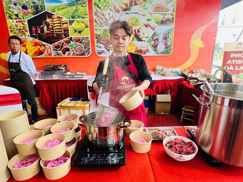 Đầu bếp Mai Nhí giới thiệu về quy trình chế biến món phở Atiso Đà Lạt. Ảnh: Thanh Thảo.