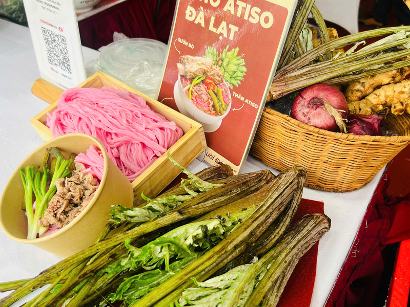 Nhiều đối tác ẩm thực tại Hà Nội và TP. Hồ Chí Minh đến tìm hiểu, trao đổi hợp tác về Phở Atiso Đà Lạt sau Hội chợ. Ảnh: Thanh Thảo.