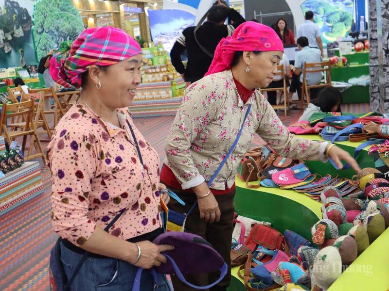 Bà Giàng Thị Say (bên trái) - Hợp tác xã dệt lanh Cán Tỷ bên những sản phẩm mang đậm văn hoá vùng cao tại hội chợ. Ảnh: Phương Trang