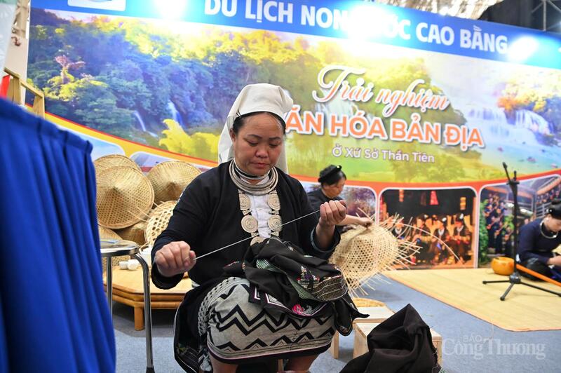 Chị Bàn Thị Liên trình diễn thêu hoa văn người Dao Tiền tại hội chợ. Ảnh: Nam Nguyễn