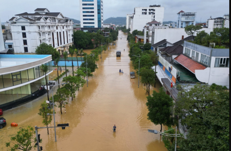 Tuyến đường Lý Thường Kiệt ở TP. Huế biến thành sông. Ảnh: Võ Thạnh