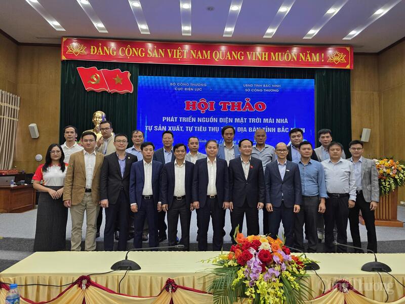 Các đại biểu chụp ảnh lưu niệm tại hội thảo