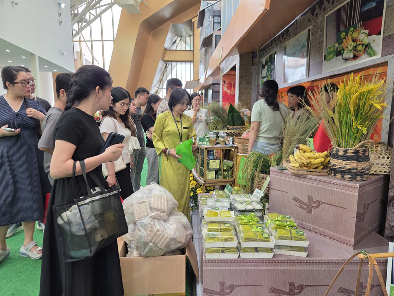 Hội Chợ mùa Thu lần thứ nhất -  2025 thu hút đông đảo người dân tham gia mua sắm.