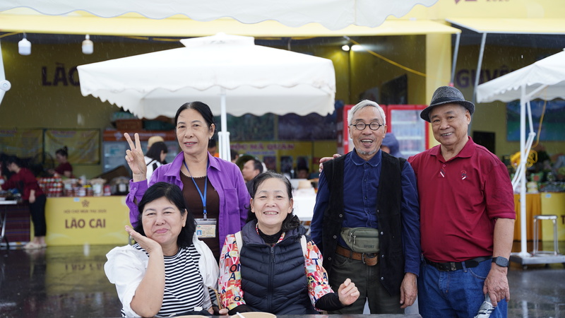 Cô Liên cùng người thân tại gian hàng của tỉnh Lào Cai. Ảnh: Diệu Linh