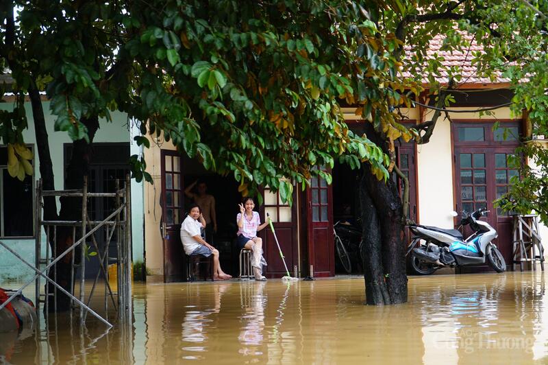 Người dân TP. Đà Nẵng dọn dẹp sau khi nước rút khỏi nhà