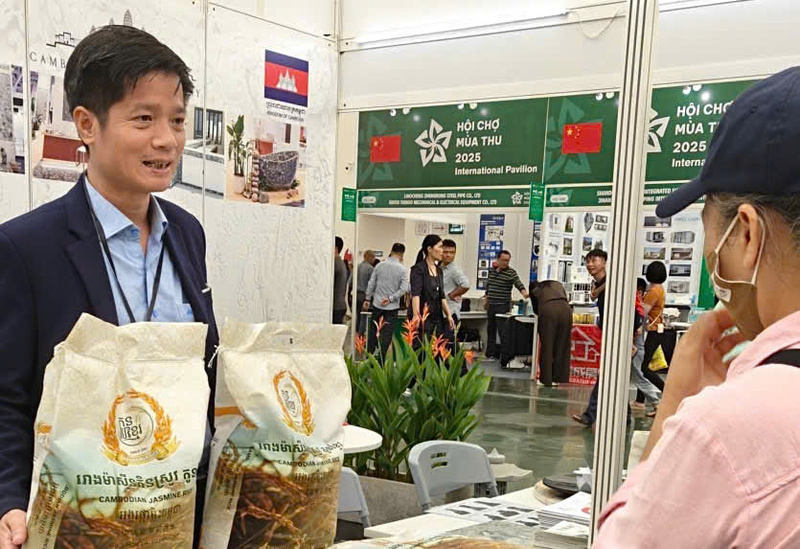 Ông Đỗ Việt Phương - Thương vụ Việt Nam tại Campuchia trao đổi với các doanh nghiệp tham dự Hội chợ Mùa Thu lần thứ nhất - 2025. Ảnh: Thanh Thảo