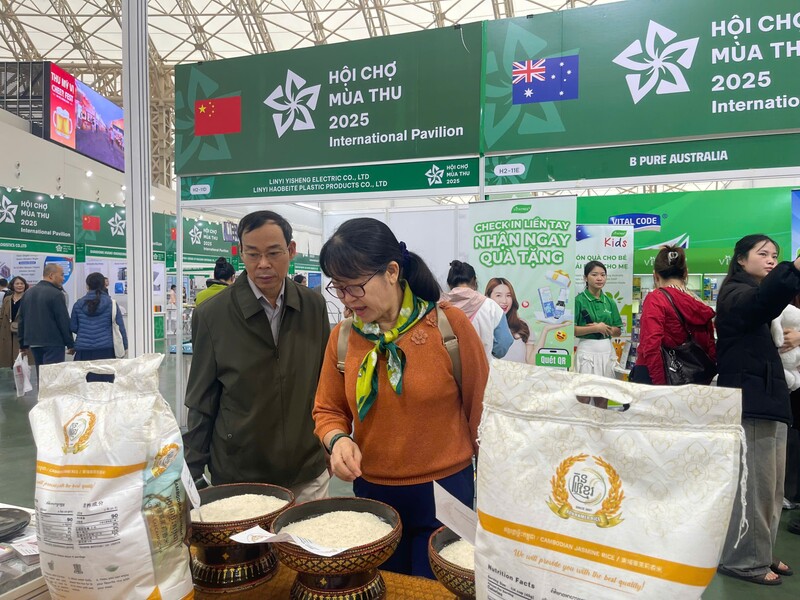 Hội chợ Mùa Thu lần thứ nhất - 2025 không chỉ là sự kiện trưng bày hàng hóa đơn thuần, mà đã trở thành một mô hình xúc tiến thương mại hiện đại. Ảnh: Ngọc Hoa