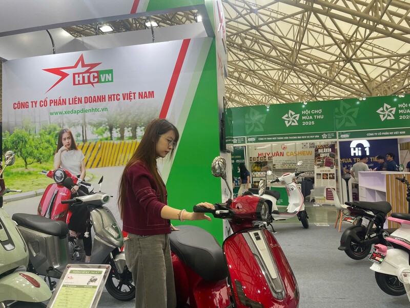 Khách tham quan tham gia trải nghiệm sản phẩm. Ảnh: Ngọc Hoa