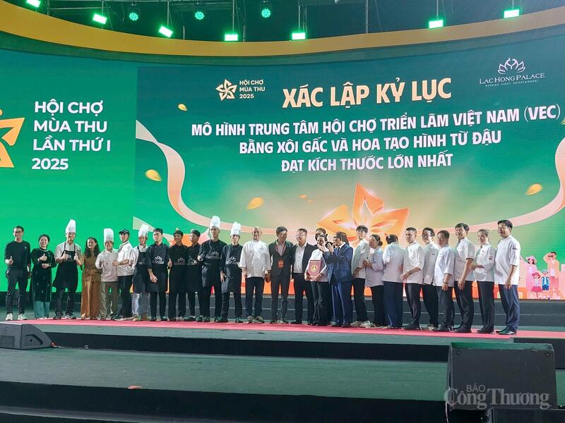 Lạc Hồng Palace – TP. Hải Phòng xác lập kỷ lục Việt Nam với mô hình Trung tâm Triển lãm Việt Nam bằng xôi gấc và hoa đậu tại Lễ hội Cheer Fest 2025. Ảnh: Phương Lan