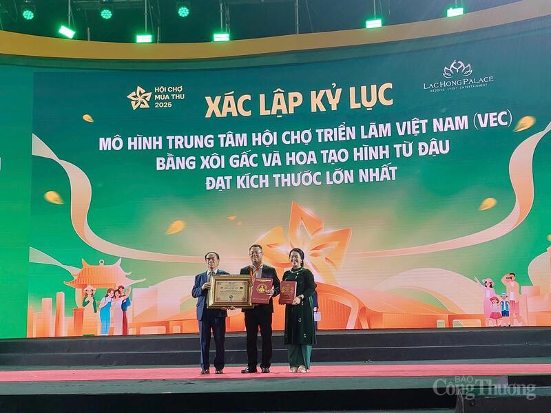 Tập thể đầu bếp Lạc Hồng Palace - TP Hải Phòng được xác lập kỷ lục Việt Nam. Ảnh: Phương Lan