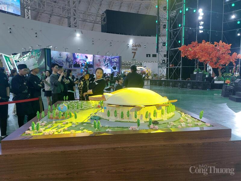 Mô hình Trung tâm Triển lãm Việt Nam bằng xôi gấc và hoa đậu. Ảnh: Phương Lan