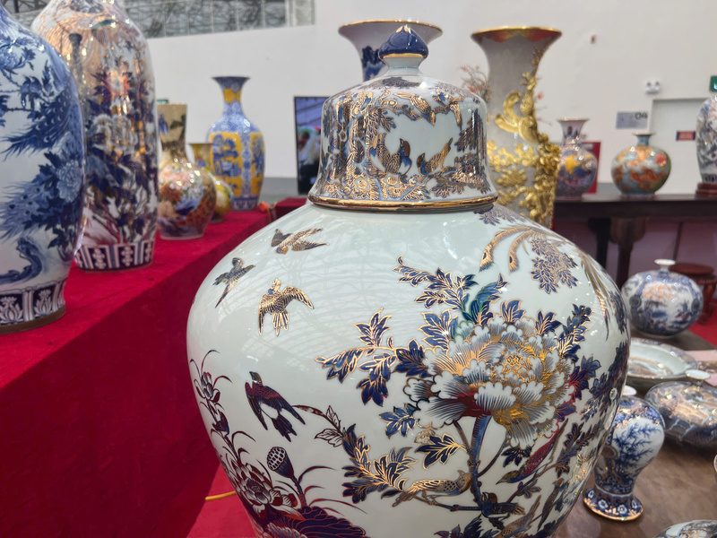 Những chi tiết men trắng, trong như ngọc phản chiếu tay nghề điêu luyện của nghệ nhân Bát Tràng. Ảnh: Thanh Thảo.