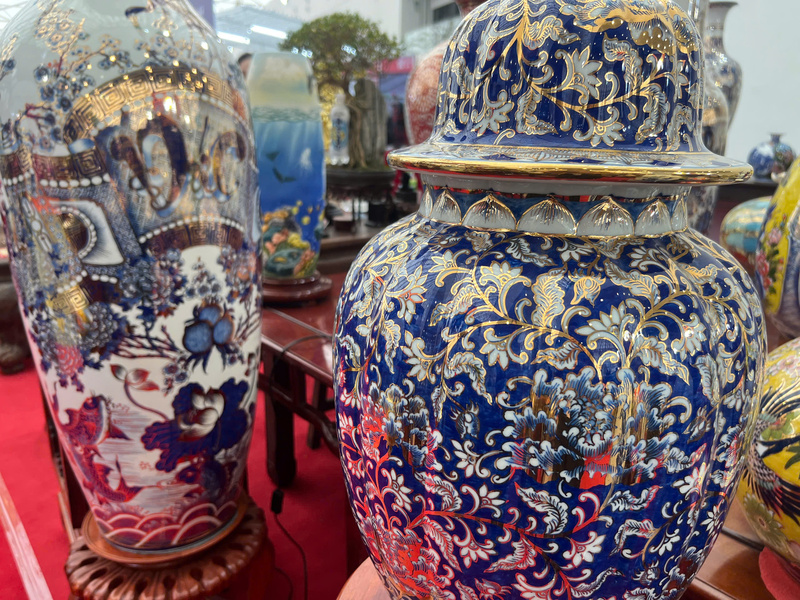 Sản phẩm gốm sứ Bát Tràng mang vẻ đẹp tinh tế, kết hợp hài hòa giữa nghệ thuật thủ công và sáng tạo hiện đại. Ảnh: Thanh Thảo.