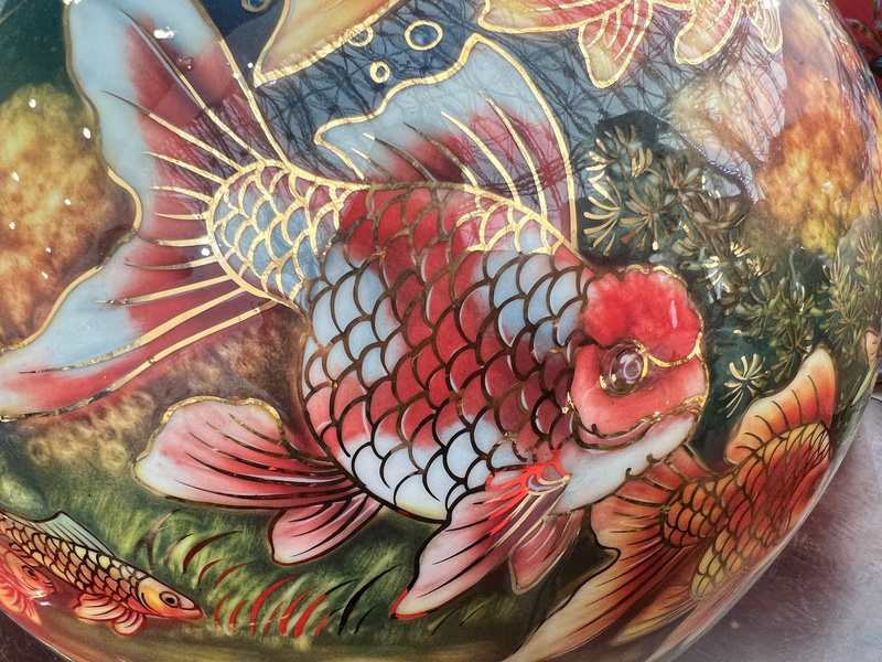 Hoa văn tinh xảo được khắc họa tỉ mỉ trên sản phẩm gốm sứ Bát Tràng. Ảnh: Thanh Thảo.