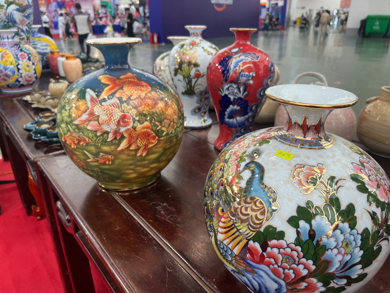 Những đường men, nét vẽ tỉ mỉ thể hiện tay nghề khéo léo và tâm huyết của nghệ nhân gốm Việt. Ảnh: Thanh Thảo.