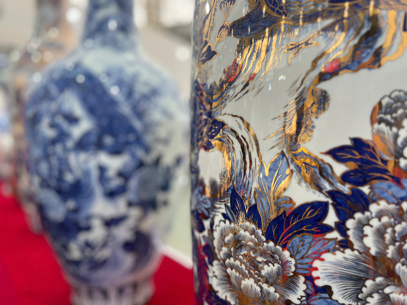 Từng chi tiết hoa văn, họa tiết trang trí đều được thực hiện thủ công, tạo nên giá trị độc bản cho mỗi sản phẩm gốm sứ. Ảnh: Thanh Thảo.