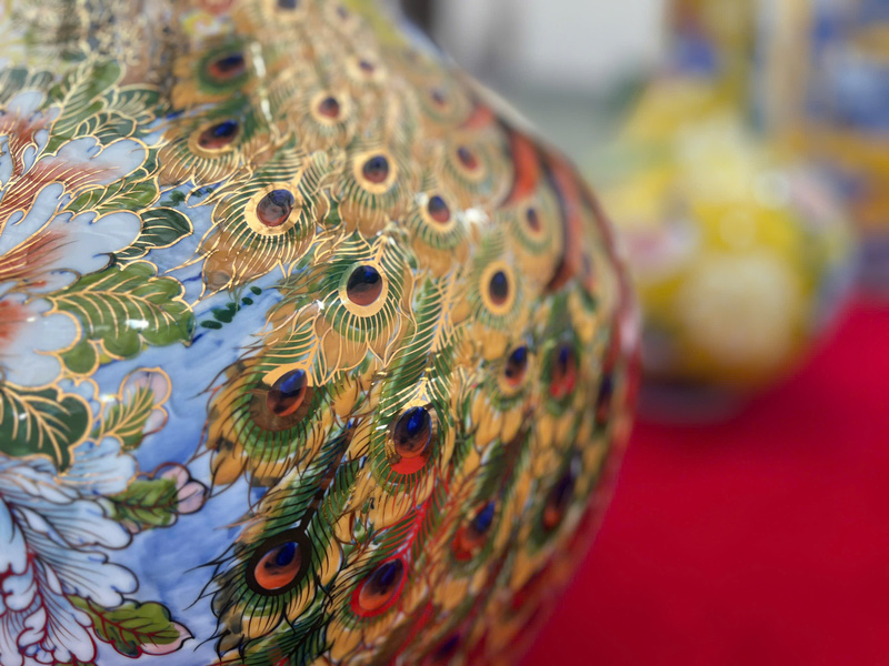 Đường nét họa tiết mang đậm dấu ấn thủ công truyền thống của nghệ nhân Bát Tràng. Ảnh: Thanh Thảo.