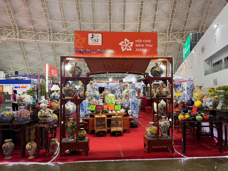Không gian trưng bày quy mô giúp tôn vinh vẻ đẹp tinh xảo của từng sản phẩm gốm sứ, tạo điểm nhấn tại Hội chợ. Ảnh: Thanh Thảo.