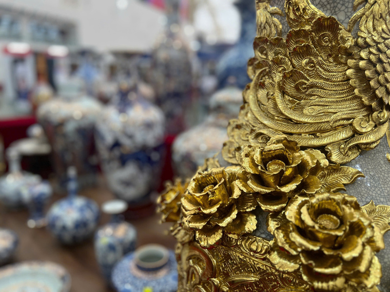 Những cặp chum Mai Bình vẽ vàng 24K, sản phẩm tiêu biểu của Gốm sứ Quốc Phương tại hội chợ. Ảnh: Thanh Thảo.