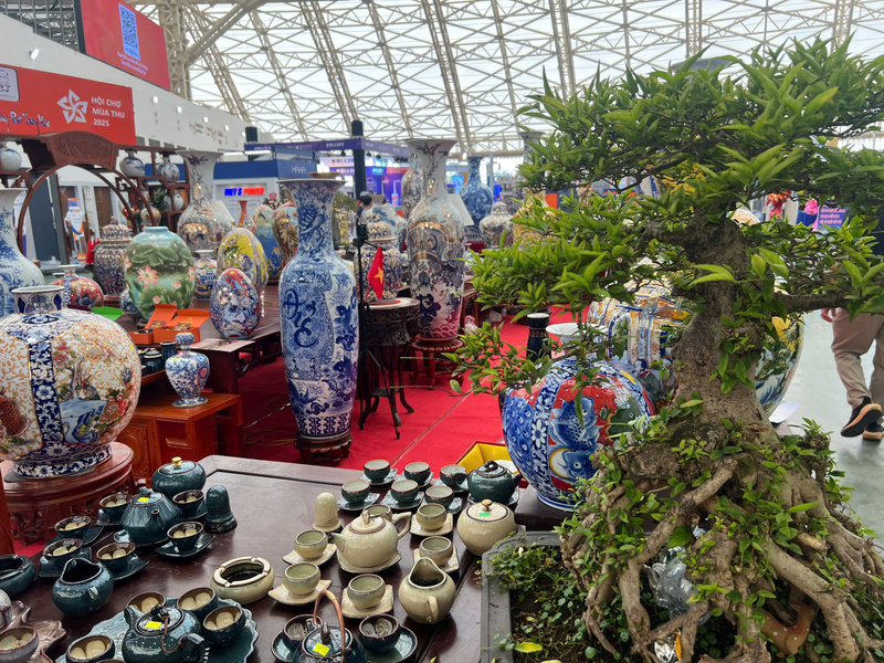 Hội chợ là nơi giao thoa giữa tinh hoa thủ công và cơ hội kết nối thương mại quốc tế. Ảnh: Thanh Thảo.