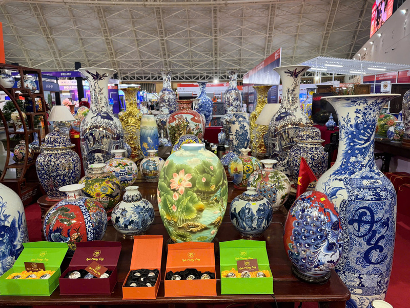 Không gian trưng bày sang trọng, đậm chất làng nghề truyền thống Bát Tràng giữa lòng hội chợ. Ảnh: Thanh Thảo.