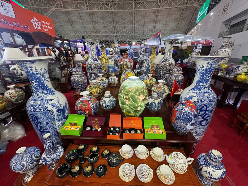 Không gian trưng bày đậm sắc văn hóa làng nghề Bát Tràng, hòa giữa truyền thống và hiện đại. Ảnh: Thanh Thảo.