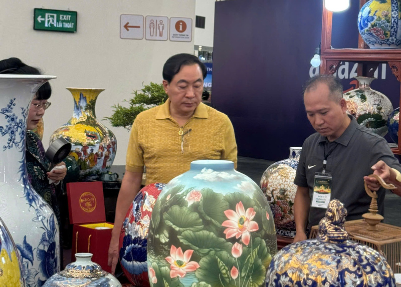 Khách hàng lựa chọn sản phẩm gốm làm quà tặng doanh nghiệp và trang trí không gian sống. Ảnh: Thanh Thảo.