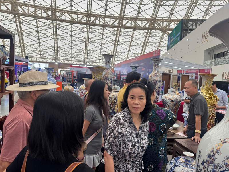 Gian hàng Gốm sứ Quốc Phương - Bát Tràng thu hút đông đảo khách tham quan tại Hội chợ. Ảnh: Thanh Thảo.