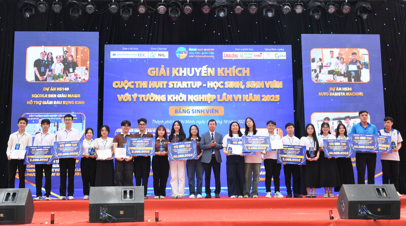 Ban Tổ chức trao giải Khuyến khích cho các dự án ở Bảng học sinh và Bảng sinh viên. Ảnh: Minh Khuê.