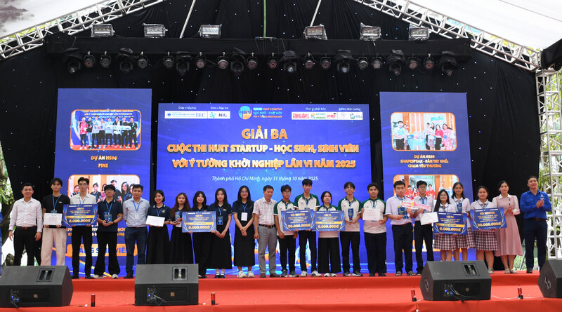 Ban Tổ chức chức trao giải Ba cho các dự án ở Bảng học sinh và Bảng sinh viên. Ảnh: Minh Khuê.