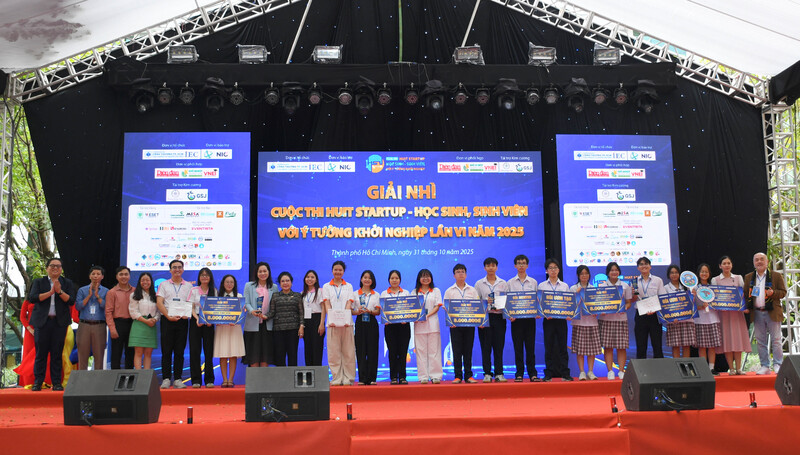 Ban Tổ chức trao giải Nhì cho các dự án ở Bảng học sinh và Bảng sinh viên. Ảnh: Minh Khuê.