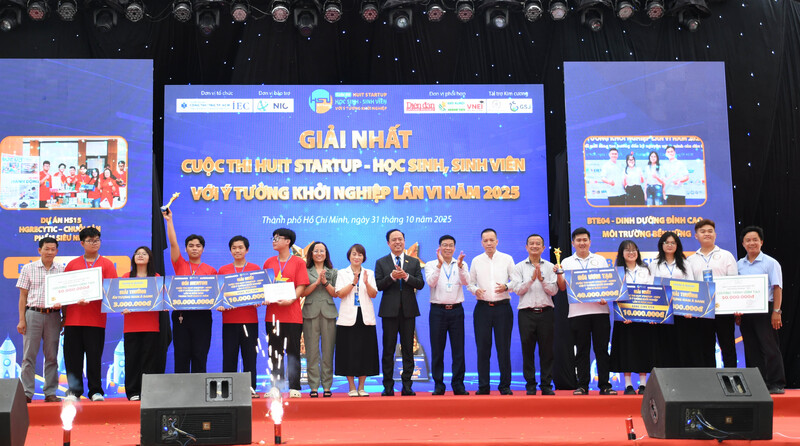 Ban Tổ chức chức trao giải Nhất cho 2 dự án.  Ảnh: Minh Khuê.