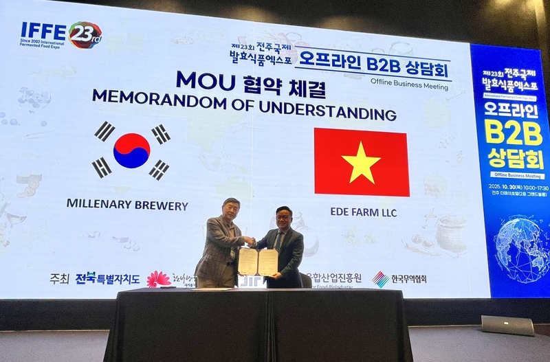 Ký kết hợp tác giữa doanh nghiệp Việt Nam và Hàn Quốc. Ảnh: Hoàng Hữu