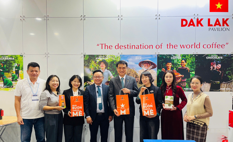 Doanh nghiệp Đắk Lắk chụp ảnh cùng đại diện chính quyền tỉnh Jeonbuk tại sự kiện IFFE 2025. Ảnh: Hoàng Hữu