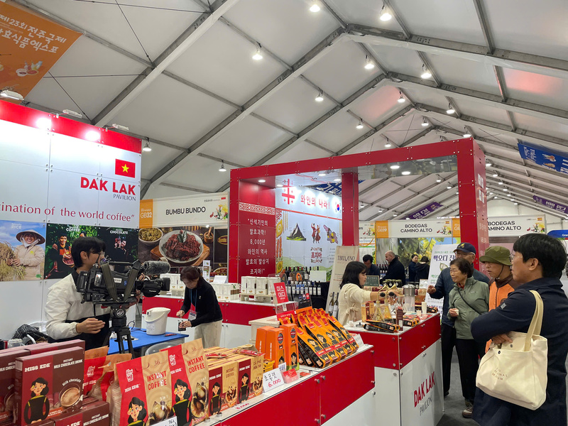 Người dân đến gian hàng của MISS EDE. Ảnh: Hoàng Hữu