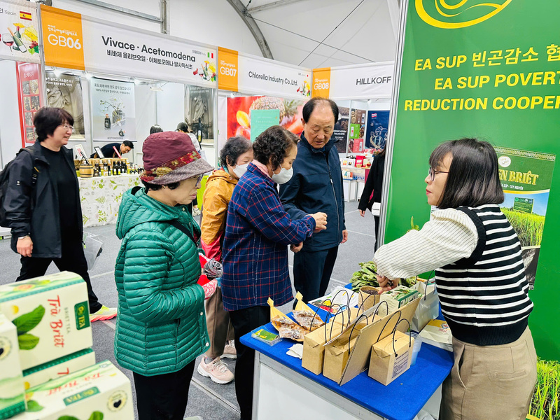 Người tiêu dùng Hàn Quốc ấn tượng với sản phẩm gạo lứt mang thương hiệu Việt. Ảnh: Hoàng Hữu