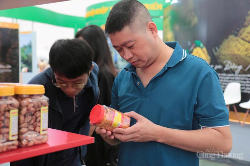 Khách tham quan tìm hiểu sản phẩm đặc trưng của Tây Ninh. Ảnh: CTV